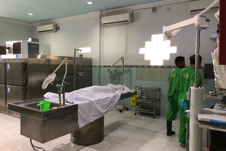 Jenazah DBJ (14) siswa SMA Taruna Indonesia yang meninggal usai mengikuti kegiatan orientasi saat berada di ruang jenazah Rumah Sakit (RS) Bhayangkara Palembang, Sabtu (13/7/2019).