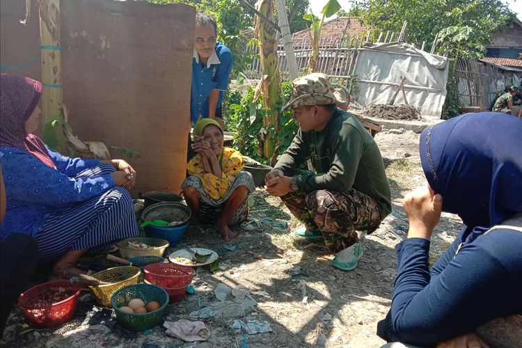 Komandan Kodim 0716 Demak, Letkol Infantri Abi Kusnianto, asyik berbincang dengan 
Mbah Yatin (85), penerima program bedah TMMD reguler ke 105 ,  di Desa Kaliondang , Kecamatan Demak Kota, Kabupaten Demak, Jateng, Sabtu (13/7/2019).