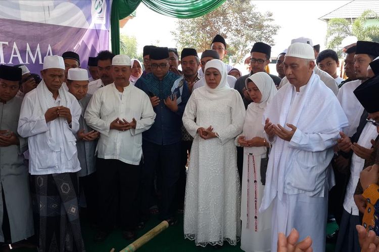 Gubernur Jawa Timur Khofifah Indar Parawansa (tengah) saat berdoa sebelum peletakan batu pertama pembangunan masjid di Pondok Pesantren Bahrul Maqfiroh, Kota Malang, Minggu (14/7/2019)