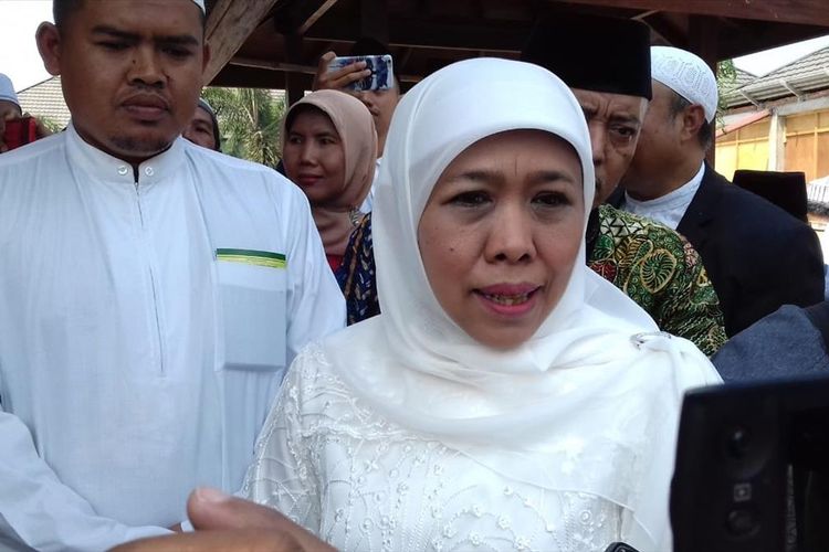 Gubernur Jawa Timur Khofifah Indar Parawansa usai meresmikan Halal Center di Pondok Pesantren Bahrul Maqhfiroh, Kota Malang, Minggu (14/7/2019)