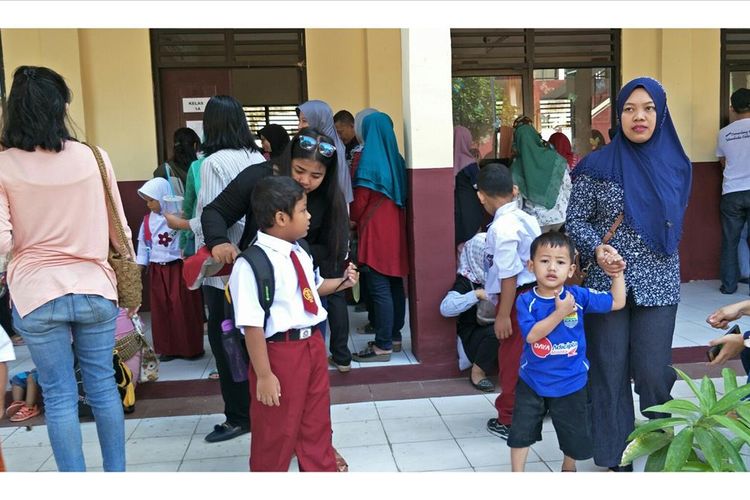 Suasan di SDN 01 Depok, Jalan Nusantara, Depok,  Senin (15/7/2019)