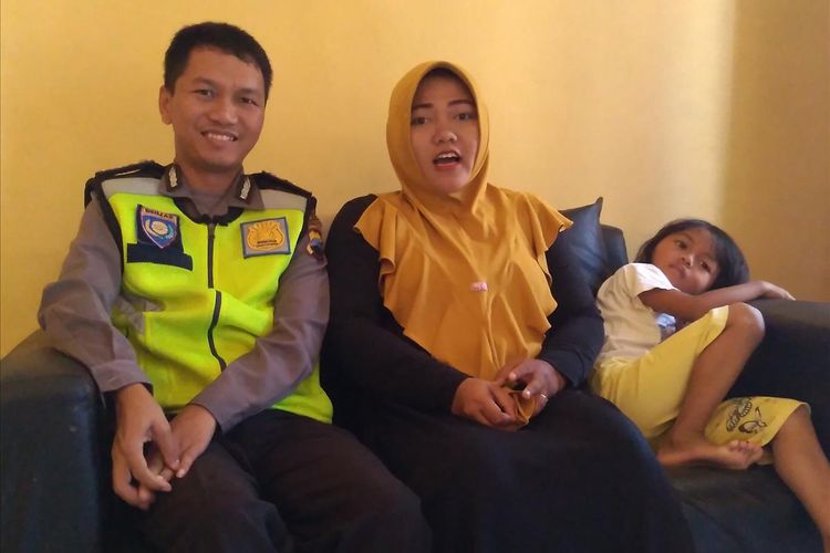 Brigadir Dian Wijayanto dan istri Enggar Puji Lestari di rumahnya Desa Pucung Bedug, Kecamatan Purwanegara, Kabupaten Banjarnegara, Jawa Tengah, Sabtu (13/7/2019).