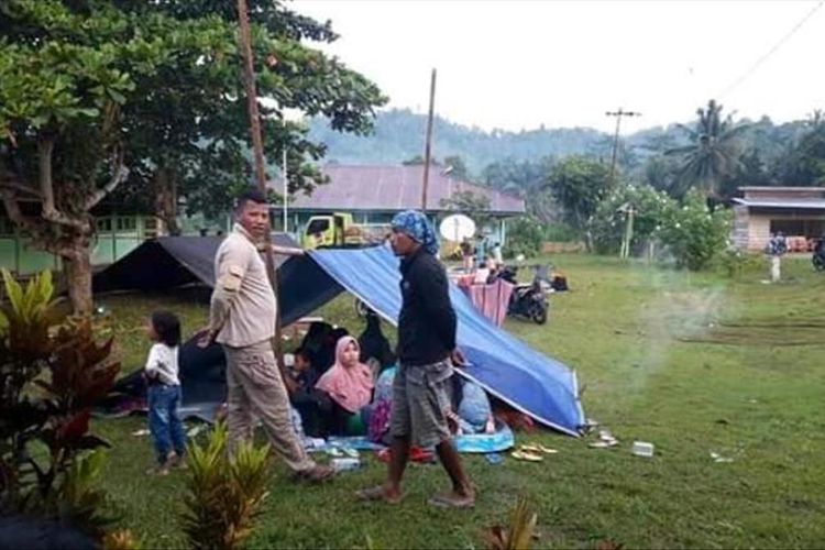 Warga di Hamlahera Selatan masih mengungsi di lokasi aman dan belum berani kembali ke rumahnya, Senin (15/7/2019)