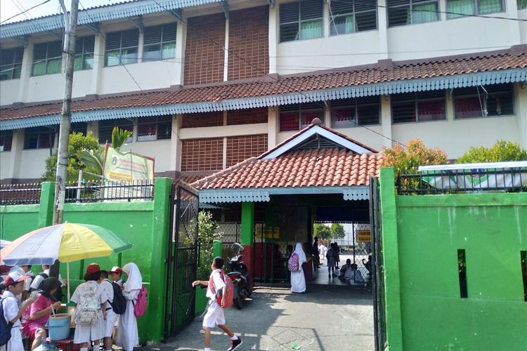 Suasana Sekolah Dasar Negeri Manggarai 05 Jakarta Selatan dihari pertama masuk sekolah tahun ajaran bari, Senin (15/7/2019)