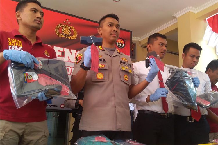 Polisi menunjukkan barang bukti saat konferensi pers di Mapolres Banyumas, Jawa Tengah, Senin (15/7/2019).