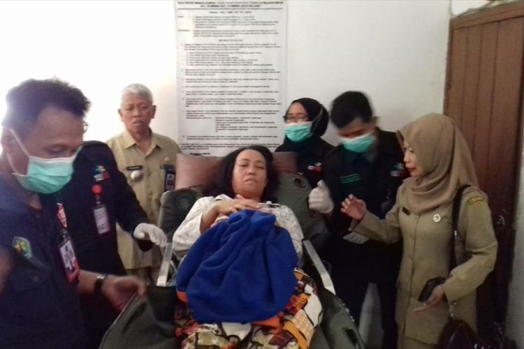 Siti Aisyah, ibu Naga Putra Wicaksana yang lumpuh saat hendak dibawa ke Rumah Sakit Tentara Soepraoen Kota Malang oleh petugas Dinas Kesehatan Kota Malang, Senin (15/7/2019).