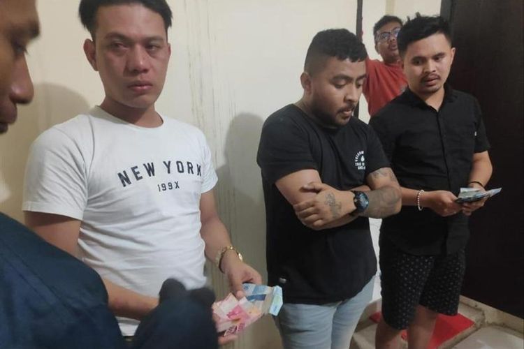 Empat kawanan pencuri di bekuk tim Buser Polres Pulau Ambon dan Pulau-Pulau Lease setelah melancarkan aksinya di sebuah toko pakaian di pusat perbelanjaan Maluku City Mall, Minggu (14/7/2019)