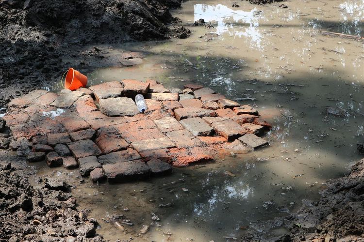 Struktur bangunan dari bata kuno ditemukan di Dusun Sumberbeji, Desa Kesamben, Kecamatan Ngoro, Kabupaten Jombang, Jawa Timur, Senin (15/7/2019). Lokasi penemuan hanya berjarak beberapa meter dari lokasi penemuan situs berupa saluran air, 2 minggu lalu.