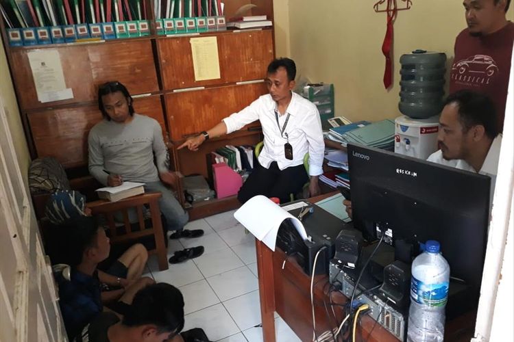 Ketiga kakak beradik spesialis Curanmor saat menjalani pemeriksaan di Mapolsek Tarogong Kidul, Senin (15/7/2019)