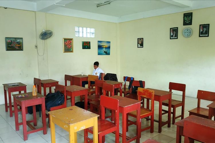 SMP swasta di Perumnas 1 Kayuringin, Bekasi berusaha bertahan dengan jumlah siswa baru yang hanya 1 digit pada tahun ajaran 2019/2020.