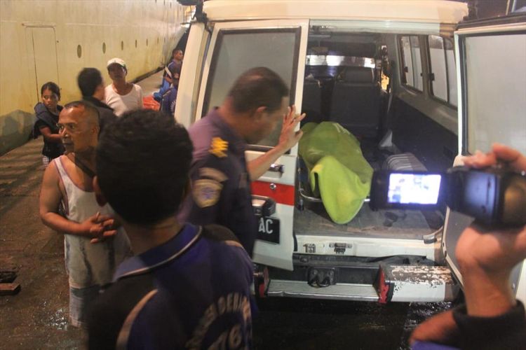 La Hamuli, sseorang penumpang KM Tidar yang  melompat dari atas kapal ditemukan tewas di laut Ambon, dan lansgung dibawa ke rumah sakit dengan mobil jenazah dari Pelabuhan Ambon, Senin (15/7/2019) 