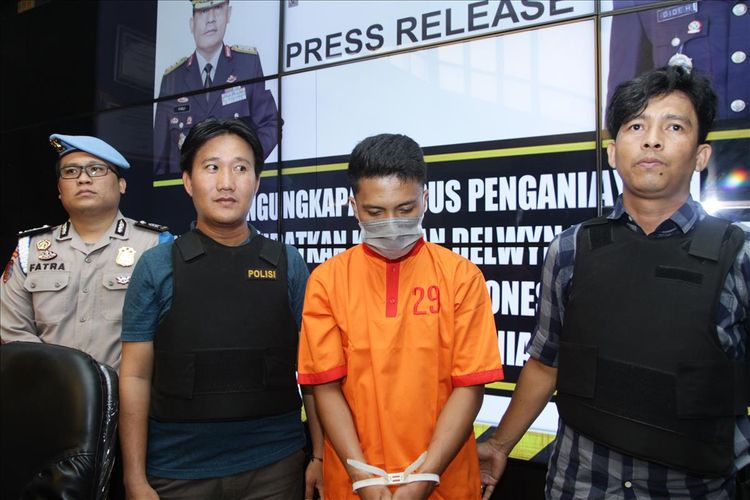 Tersangka Obby Frisman Arkataku yang merupakan pelaku penganiayaan yang menyebabkan siswa SMA semi militer plus Taruna Indonesia DBJ (14) tewas saat mengikuti kegiatan orientasi, Senin (15/7/2019). 