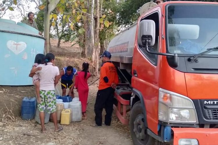 AIR BERSIH—Petugas Badan Penanggulangan Bencana Daerah Kabupaten Ponorogo memberikan bantuan air bersih bagi warga Dukuh Jenggring, Desa Duri, Kecamatan Slahung pekan lalu.