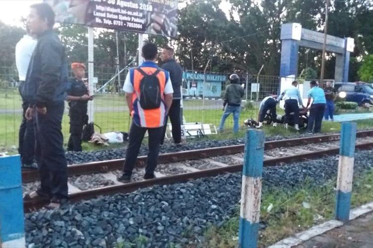 Calon siswa Bintara TNI AU tewas ditabrak kereta api di depan gerbang Lanud Padang, Selasa (16/7/2019)