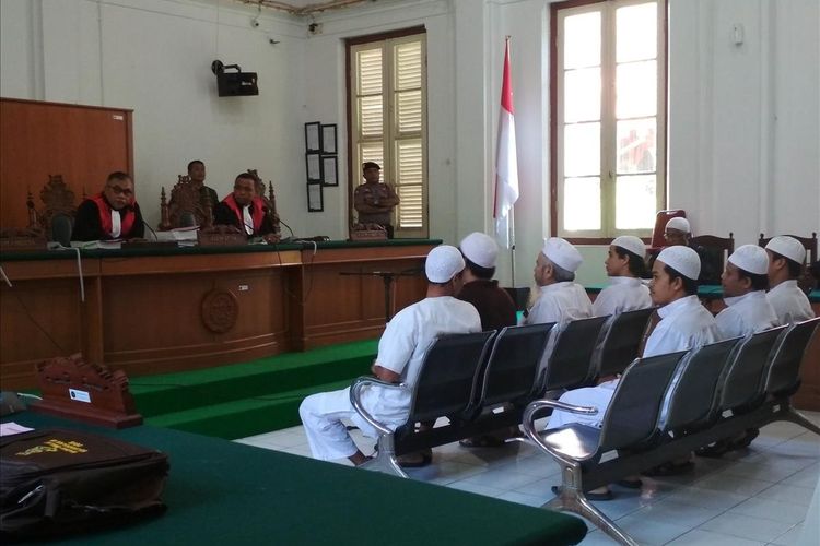 Mantan Panglima Laskar Jihad Indonesia Jafar Umar Thalib bersama enam orang pengikutnya saat mengikuti sidang kasus pengrusakan rumah warga di Pengadilan Negeri Makassar, Selasa (16/7/2019).