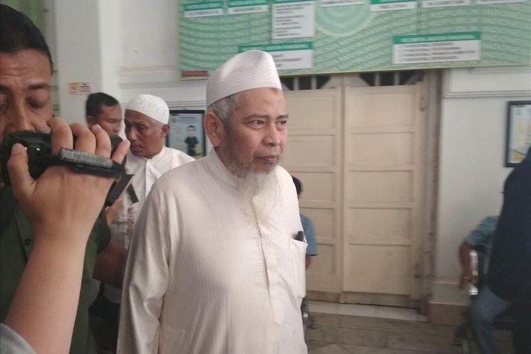 Eks Panglima Laskar Jihad Indonesia Jafar Umar Thalib saat hendak keluar dari Pengadilan Negeri Makassar usai divonis jalani hukuman 5 bulan penjara oleh majelis hakim Pengadilan Negeri Makassar, Selasa (16/7/2019).