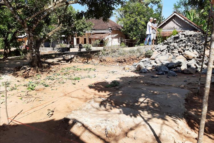 Bantuan untuk Nining Suryani, Guru SD Karyabuana 3 yang tinggal di toilet sekolah sudah berdatangan Selasa (16/7/2019)Rencananya Nining akan dibuatkan rumah di bekas lokasi rumahnya yang dulu.