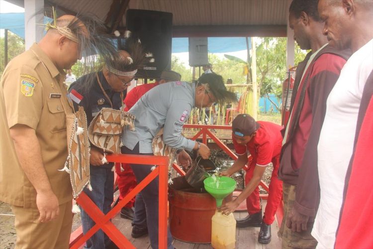 IRSUL PANCA ADITRA - General Manager MOR VIII wilayah Maluku - Papua PT Pertamina (Persero) Gema Iriandus Pahalawan sedang mengisi BBM dijerigen milik warga, Selasa (16/7/2019)