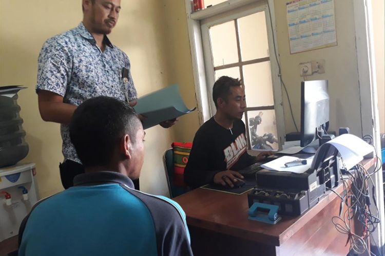 Anggota unit reskrim Polsek Tarogong Kidul saat melakukan pemeriksaan terhadap pelaku di Mapolsek Tarogong Kidul, Selasa (16/7/2019)