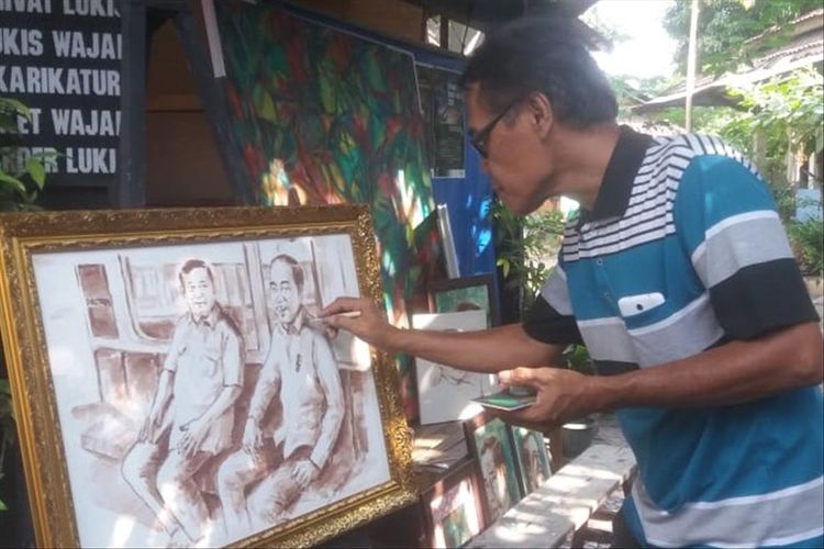 Pelukis Solo Kunara (58) melukis sketsa Jokowi dan Prabowo duduk di Stasiun MRT Lebak Bulus, Jakarta. Lukisan sketsa itu dia lukis secara spontan di Solo, Jawa Tengah, Selasa (16/7/2019).
