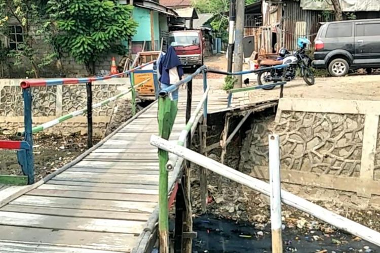 Jembatan kayu di atas Kali Tegal Amba, Jalan Amal 1, Kelurahan Pondok Bambu, Duren Sawit, Jakarta Timur yang rawan rapuh, Selasa (16/7/2019).