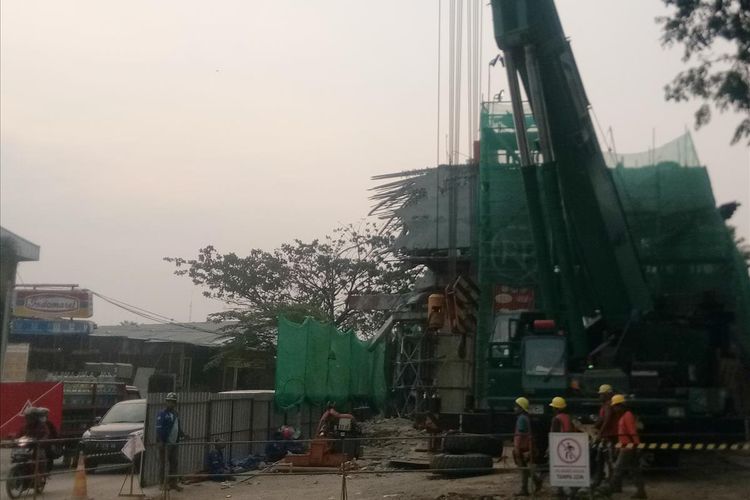 Sejumlah pekerja sedang memperbaiki tiang penyangga yang ambruk di lokasi proyek pengerjaan tol Bogor Outer Ring Road (BORR) seksi 3A di Jalan Sholeh Iskandar, Bogor, Jawa Barat, Selasa (16/7/2019).