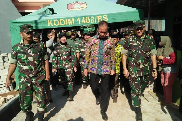 Menteri Sosial, Agus Gumiwang Kartasasmita saat menyalurkan bantuan program TNI Manunggal Membangun Desa (TMMD) di Kelurahan Sudiang, Makassar, Selasa (16/7/2019).  