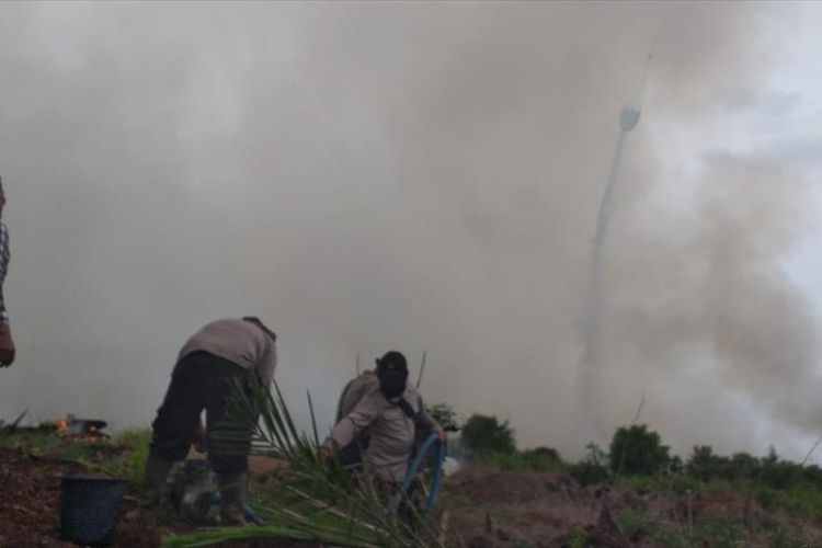 Tim satgas melakukan pemadaman karhutla di Kabupaten Rokan Hilir, Riau dibantu dengan pemadaman melalui udara atau waterbombing