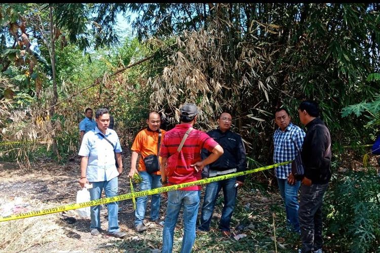 Aparat Polres Demak , Jateng, melakukan olah TKP peristiwa dugaan bapak bunuh anak kandungnya sendiri di Desa Bandungrejo, Kecamatan Mranggen , Kabupaten Demak ,Jateng (16/7/2019)
