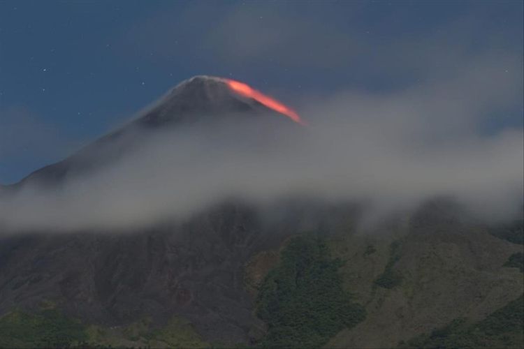 Gunung Karangetang meluncurkan guguran lava diambil dari Ulu Siau, Selasa (16/7/2019) malam