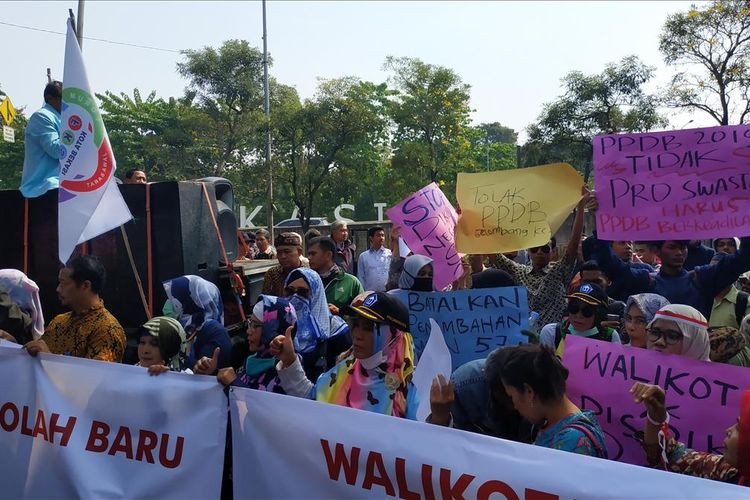 Aksi unjuk rasa sejumlah guru dan kepala sekolah swasta yang tergabung dalam Badan Musyawarah Perguruan Swasta (BMPS) Kota Bekasi di depan Kantor Walikota Bekasi, Selasa (16/7/2019).