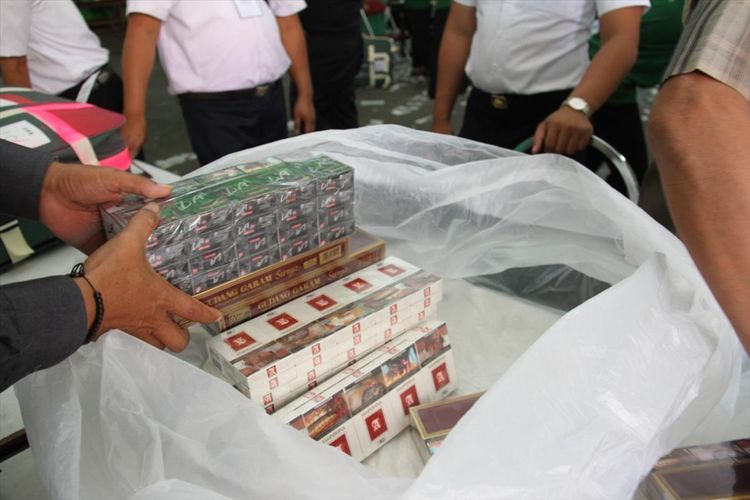 Rokok milik jamaah calon haji yang disita oleh PPIH Embarkasi Surabaya