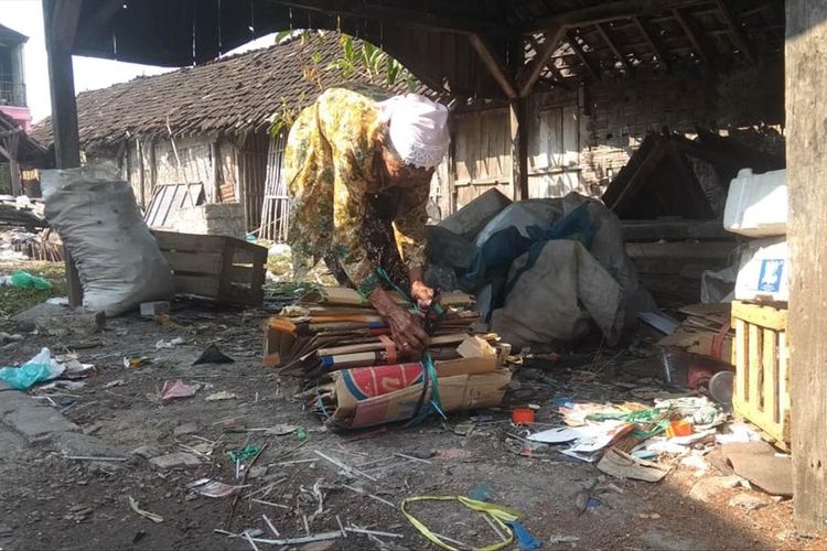 Salkah saat menjalankan aktivitasnya mengais kardus dan botol plastik bekas yang dikumpulkan dari Pasar Pucuk, Lamongan.