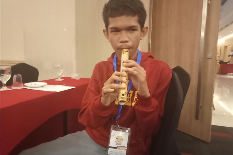 Ahmad Fauzan, siswa SMKN 7 Padang yang mahir memainkan alat musik tiup