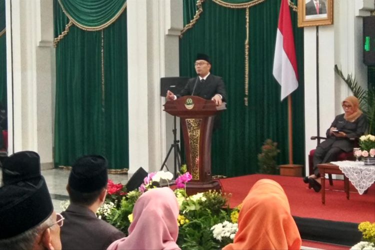 Gubernur Jawa Barat Ridwan Kamil saat berbicara dalam kegiatan pengukuhan pengurus dewan pendidikan di Gedung Sate, Jalan Diponegoro, Rabu (17/7/2019).