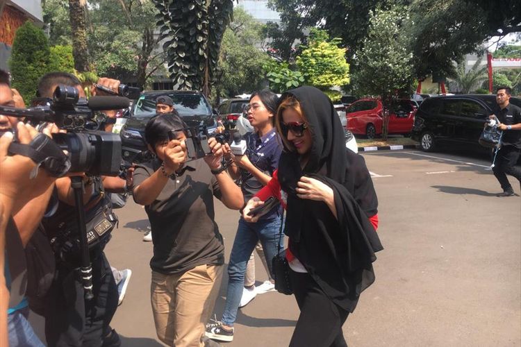 Istri Galih Ginanjar, Barbie Kumalasari memenuhi panggilan penyidik Polda Metro Jaya untuk diperiksa sebagai saksi terkait kasus pencemaran nama baik, Rabu (17/7/2019).