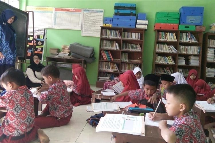 Belasan siswa kelas II SDN Cikadongdong, Kecamatan Singaparna, Kota Tasikmalaya, terpaksa belajar 