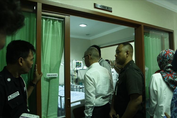 Kepala Dinas Pendidikan Sumsel Widodo beserta jajaran membesuk WJ (14) korban kekerasan SMA Semi Militer Plus Taruna Indonesia di Rumah Sakit RK Charitas Palembang, Rabu (17/7/2019).