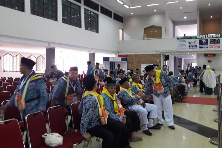 Calon Jemaah Haji kloter 19 di Asrama Haji Jakarta, Pondok Gede, Jakarta Timur, Rabu (17/7/2019).