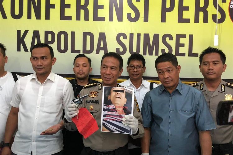 Kabid Humas Polda Sumsel Kombes Pol Supriadi menunjukkan wajah pelaku Begal sadis yang ditembak mati polisi ketika berada di ruang kamar jenazah rumah sakit Bhayangkara Palembang, Rabu (17/7/2019).