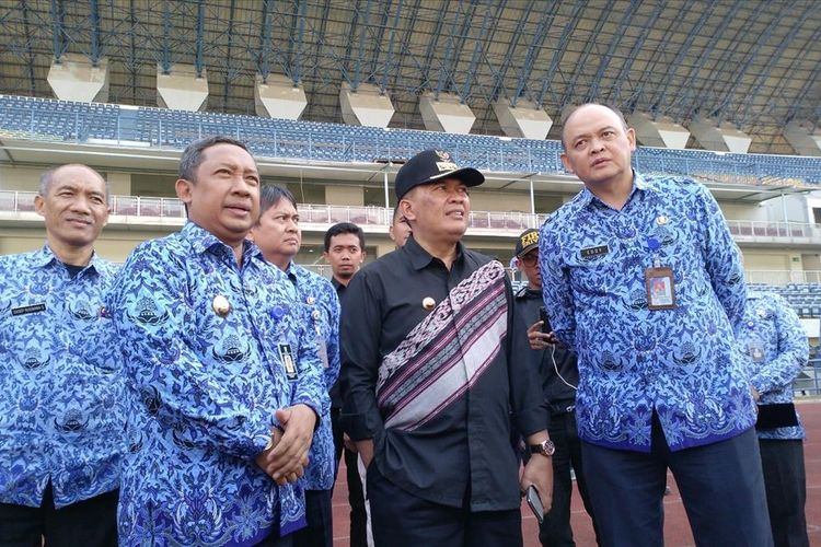 Wali Kota dan Wakil Wali Kota Bandung mengunjungi Stadion Gelora Bandung Lautan Api (GBLA) Gedebage, Rabu (17/7/2019) 