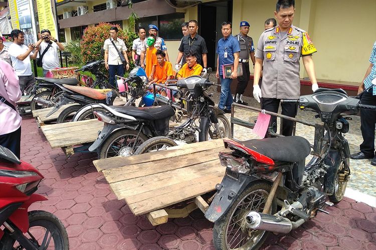 Kapolrestabes Medan Kombes Pol Dadang Hartanto menunjukkan becak barang (becak hantu) yang digunakan para tersangka saat beraksi. Becak barang digunakan pelaku untuk mengelabui petugas jaga saat beraksi dengan alasan mencari sisa makanan untuk pakan ternak.