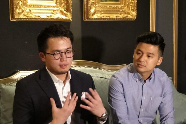 Youtuber Rius Vernandes dan Pengacara Abraham Sriwidjaja di Hotel Da Vinci, Sudirman, Jakarta Pusat, Kamis (18/7/2019)