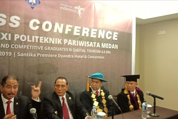 Menpar Arief Yahya bersama Gubernur Sumut Edy Rahmayadi dalam keterangan persnya usai Wisuda XXI Poltekpar Medan, Kamis (18/7/2019)