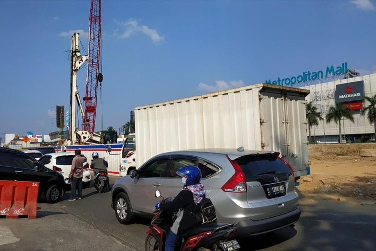 Jalan KH Noer Ali atau Jalan Kalimalang, Bekasi.