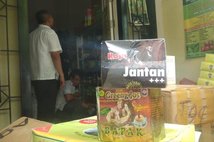 Beberapa bungkus obat dan kosmetik yang disita BBPOM Medan dalam penggrebekan di sebuah rumah di Jalan Garu III, Kelurahan Harjosari I, Kecamatan Medan Amplas, sore tadi, Kamis (18/7/2019). 