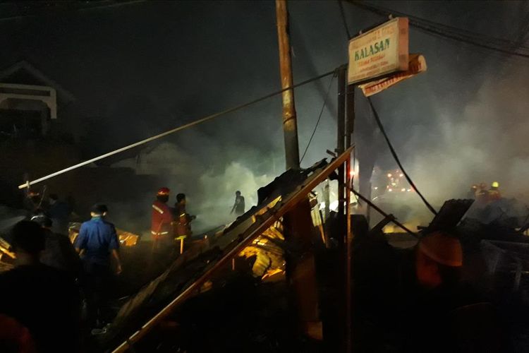 Kebakaran Melanda Belasan Lapak Warung Makan di jalanan sekitar Lapangan Multiguna, Bekasi Timur, Kota Bekasi, Kamis (18/7/2019).
