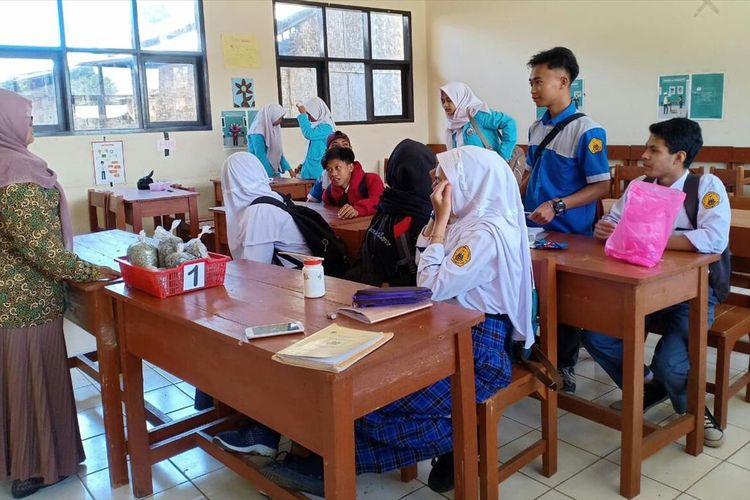 Seorang guru SMK Bhakti Nusantara Nasional tengah  mengajar siswanya yang hanya tinggal hitungan jari