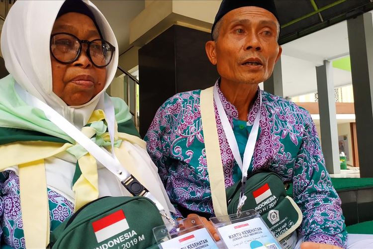 Saefudin (54) dan Hani (70), pasangan suami istri asal Kabupaten Tasikmalaya Jawa Barat yang menabung bertahun-tahun untuk naik haji.