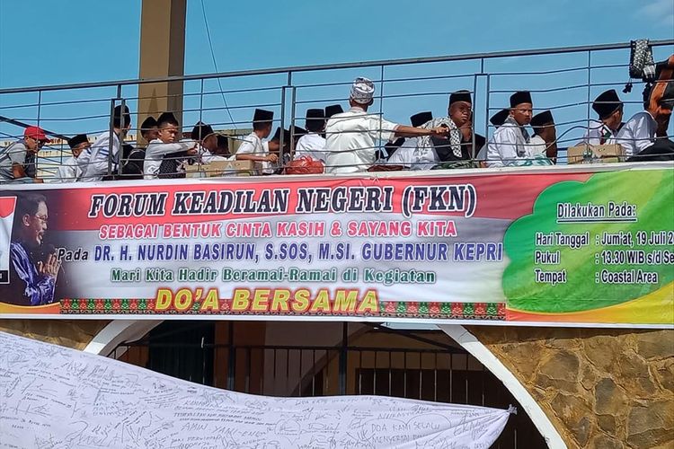 Ratusan warga Kabupaten Karimun menggelar acara doa bersama agar Bang Din, panggilan akrab Nurdin Basirun bisa tabah menghadapi kasus hukum tersebut.
